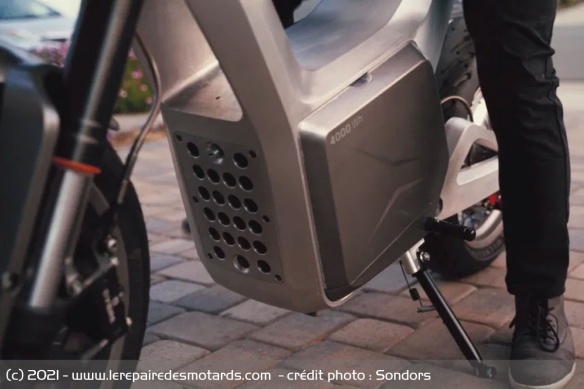 La batterie de 4 kWh pèse tout de même 24,5 kg La batterie de 4 kWh pèse tout de même 24,5 kg