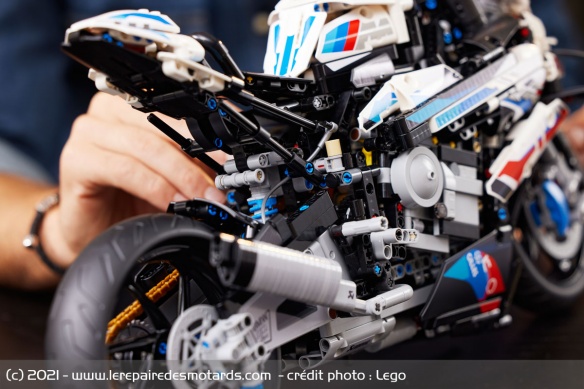A l'échelle 1:5, la M1000RR est composée de 1.920 briques A l'échelle 1:5, la M1000RR est composée de 1.920 briques