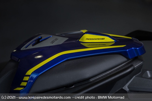 Le capot de selle exclusif de la R Force Le capot de selle exclusif de la R Force