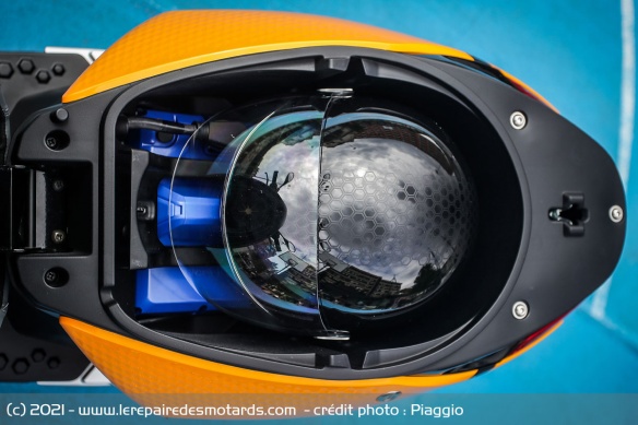 Le coffre peut accueillir un casque jet