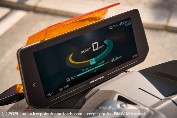 Le grand écran TFT couleur et connecté de 10.25
