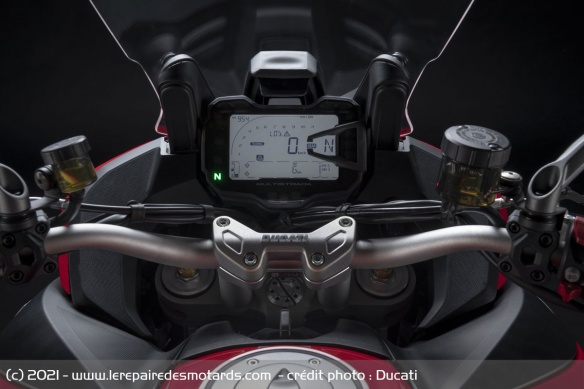 Si la S dispose d'un écran TFT couleur, la V2 standard se contente d'un simple élément LCD