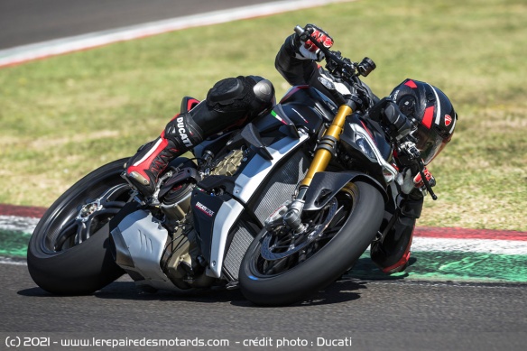 Jantes en carbone, embrayage à sec STM EVO SBK, étriers Brembo Stylema R