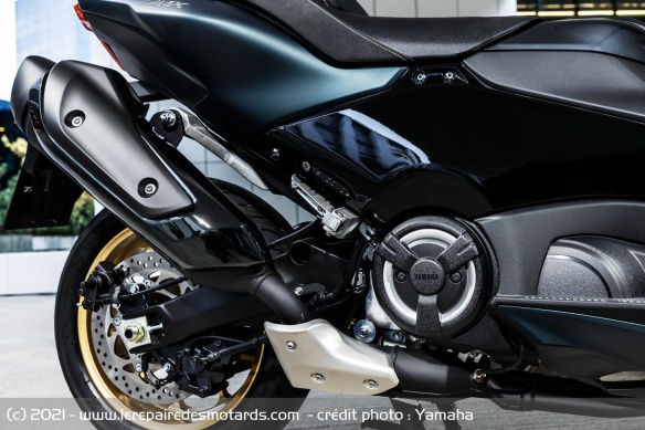 Le TMAX Tech Max bénéficie de finitions plus haut de gamme