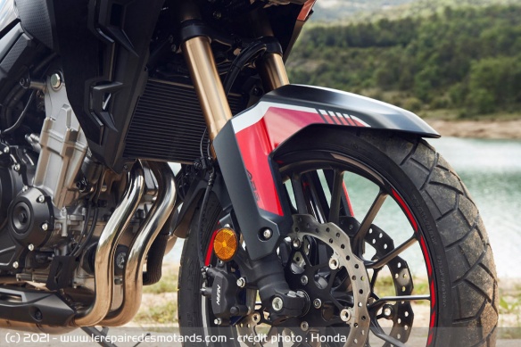 La CB500X reçoit une fourche inversée Showa SFF BP La CB500X reçoit une fourche inversée Showa SFF BP