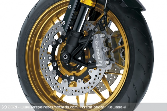 Le freinage est confié à des étriers Brembo M4.32 Le freinage est confié à des étriers Brembo M4.32