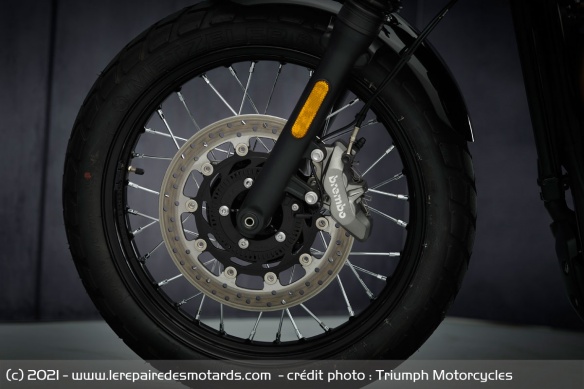 Le freinage est confié devant à un étrier Brembo Le freinage est confié devant à un étrier Brembo