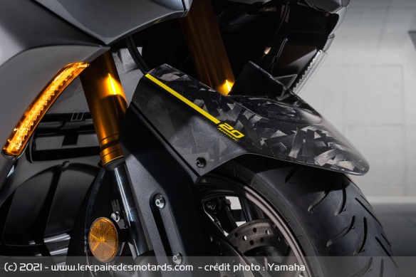 Le TMAX s'habille d'éléments en carbone moulé
