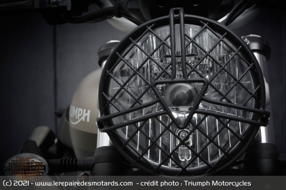 Grille de phare de la Triumph Street Scrambler 900 Sandstorm Edition Grille de phare de la Triumph Street Scrambler 900 Sandstorm Edition