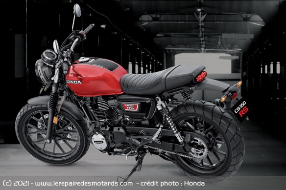 La CB 350 RS mise sur un style un peu plus moderne que la H'Ness La CB 350 RS mise sur un style un peu plus moderne que la H'Ness