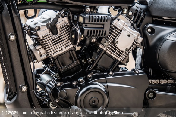 Le V-Twin de 296 cm3 délivre 29 ch et 25,6 Nm Le V-Twin de 296 cm3 délivre 29 ch et 25,6 Nm