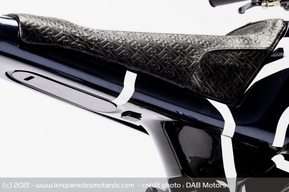 La selle en cuir reprend le logo de la marque de luxe La selle en cuir reprend le logo de la marque de luxe