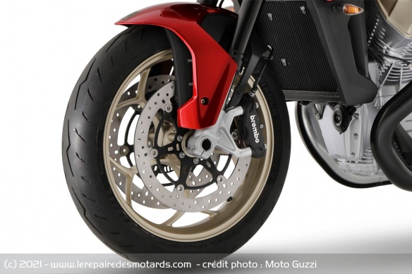 Pneu Pirelli Diablo Rosso IV, étriers Brembo, fourche inversée... Guzzi muscle sa partie cycle Pneu Pirelli Diablo Rosso IV, étriers Brembo, fourche inversée... Guzzi muscle sa partie cycle