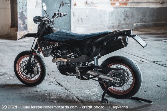 Husqvarna 701 Supermoto Replay