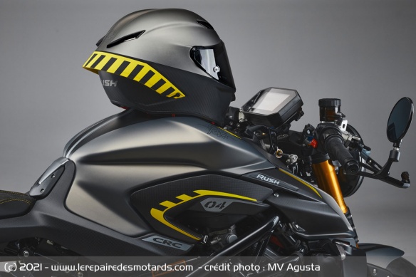 Un casque AGV assorti est même proposé, en supplément