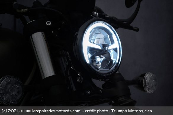 Le phare avant à LED de la Triumph Bonneville Bobber