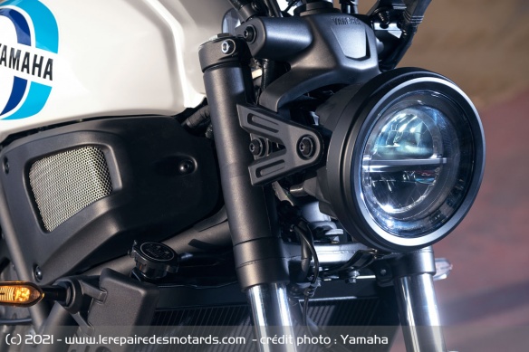 Le phare à LED de la XSR700 a été revu