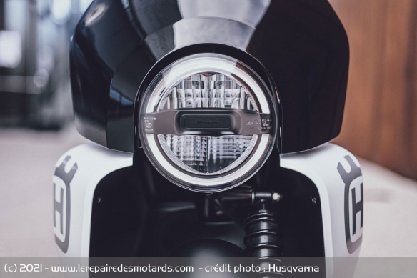 Le phare à LED rond rappelle celui des 'Pilen'