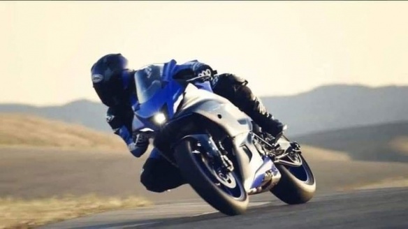 Yamaha R7 sur piste