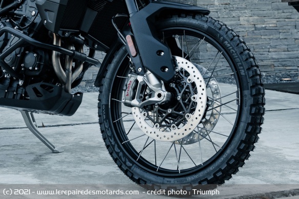 La Bond Edition se pare également de pneus Michelin Anakee Wild