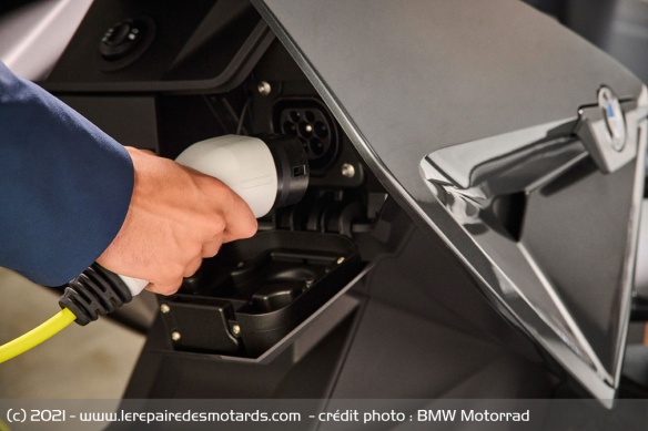 Le CE 04 peut recevoir un chargeur rapide et son câble en option