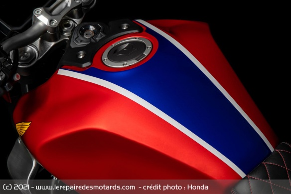 La peinture reprend les motifs des motos d'endurance Honda