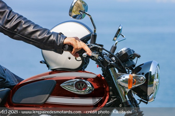 Le réservoir de la Kawasaki W800 2022