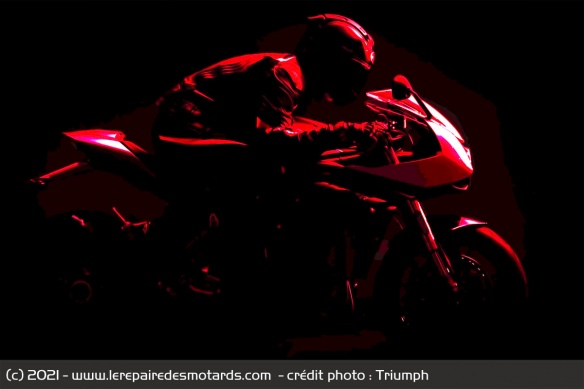 La Speed Triple 1200 RR semble dotée d'un demi-carénage