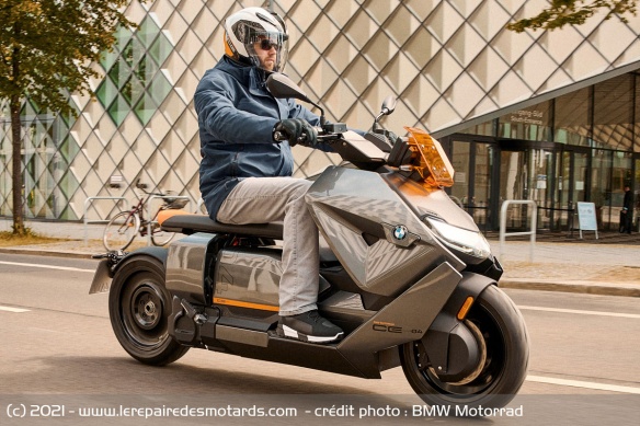 Le CE 04 intègre 3 modes de conduite et un 4e en option Le CE 04 intègre 3 modes de conduite et un 4e en option
