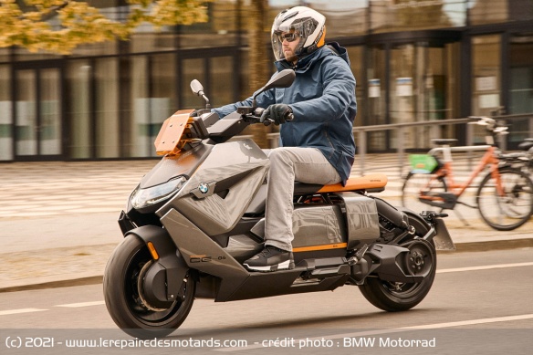La vitesse du BMW CE 04 est limité à 120 km/h sur les deux versions