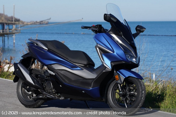 L'ADV350 s'appuie sur la base technique du Forza 350 L'ADV350 s'appuie sur la base technique du Forza 350