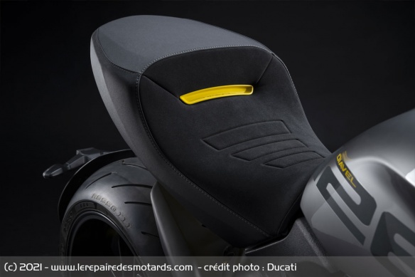 La moto est ici parsemée de détails jaunes