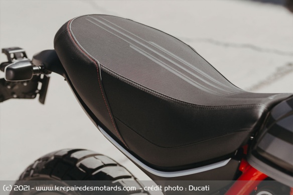 La selle du Scrambler arbore également des motifs géométriques La selle du Scrambler arbore également des motifs géométriques