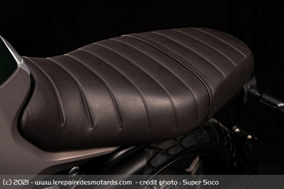 La selle marron de la Super Soco TC Wanderer La selle marron de la Super Soco TC Wanderer