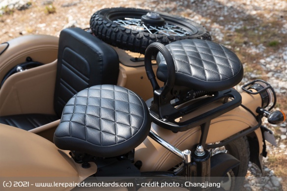 Les selles du sidecar Changjiang Pekin Express