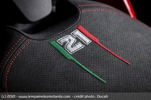 La selle surpiquée de la Ducati Panigale V2 Bayliss