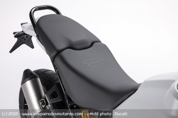 La selle culmine à 875 mm
