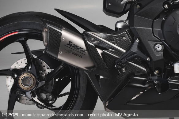 Le silencieux Akrapovic et son cache en carbone du Racing Kit