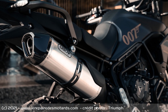 Le silencieux Arrow de la Triumph Tiger 900 Bond Edition Le silencieux Arrow de la Triumph Tiger 900 Bond Edition