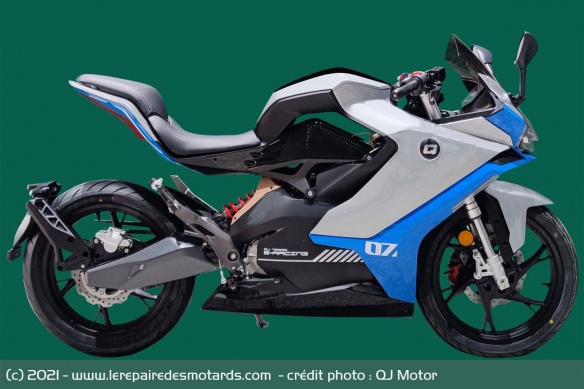La QJ7000D se présente comme un équivalent 125 La QJ7000D se présente comme un équivalent 125