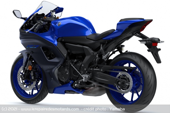 Sportive Yamaha R7