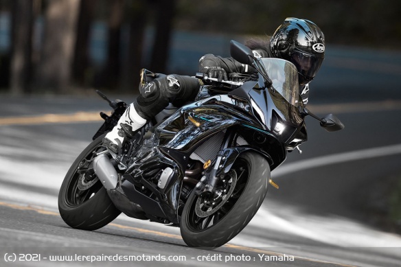 La Yamaha R7 sur route