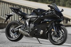 Sportive Yamaha R7