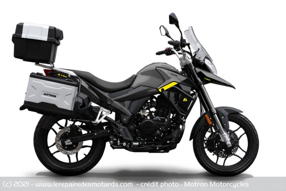 La moto est proposée avec un ensemble top-case et valises optionnel La moto est proposée avec un ensemble top-case et valises optionnel
