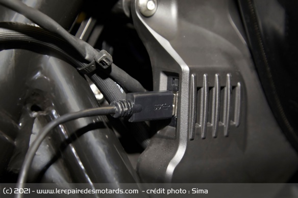 Les Hyosung Bobber héritent également d'un port USB sur la gauche du réservoir