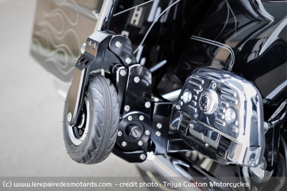 Même repliées, les roulettes cassent un peu le côté bad boy du custom Même repliées, les roulettes cassent un peu le côté bad boy du custom