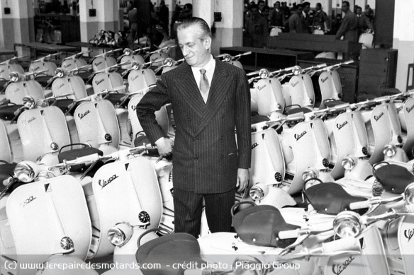 Enrico Piaggio célébrant le 1er million de scooter en 1956 Enrico Piaggio célébrant le 1er million de scooter en 1956
