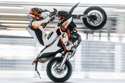 KTM 690 SMC-R - Crédit photo : Schedl R.