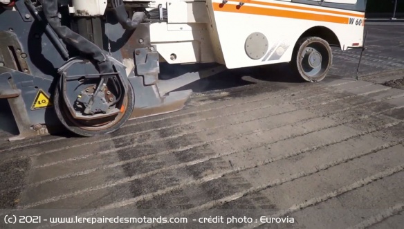 Le rainurage de la route pour placer les tuyaux Le rainurage de la route pour placer les tuyaux