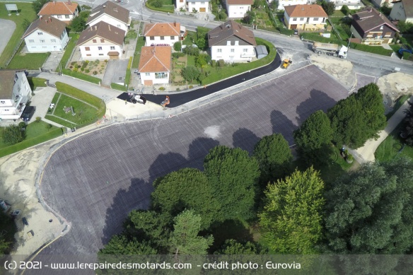 Outre le déneigement, la Power Road peut également réduire la chaleur de la chaussée l'été et restituer son énergie pour le chauffage des bâtiments Outre le déneigement, la Power Road peut également réduire la chaleur de la chaussée l'été et restituer son énergie pour le chauffage des bâtiments